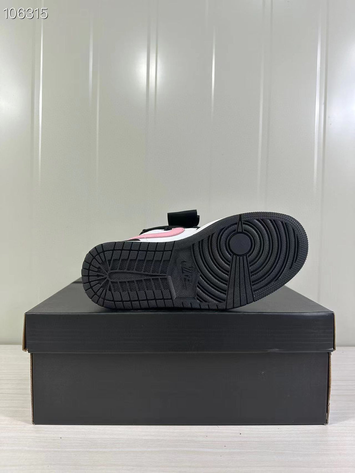 Air Jordan 1 Low GS Black Pink DX4374-008 - product image from the listing.