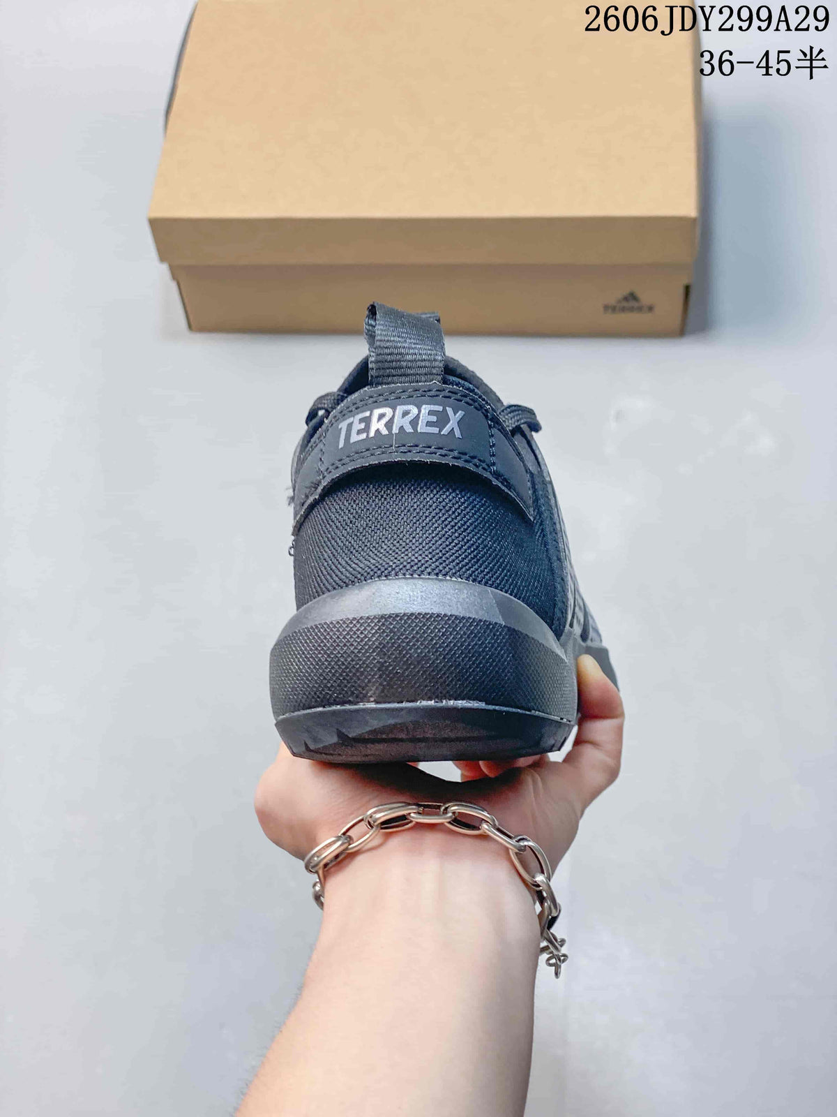 Adidas Terrex Daroga 25 Sneakers in Dark Gray 2606JDY299A29 - product image from the listing.