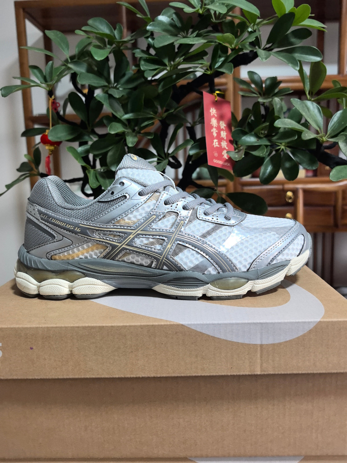 ASICS GEL-Cumulus 16 Running Shoes in Grey - product image from the listing.