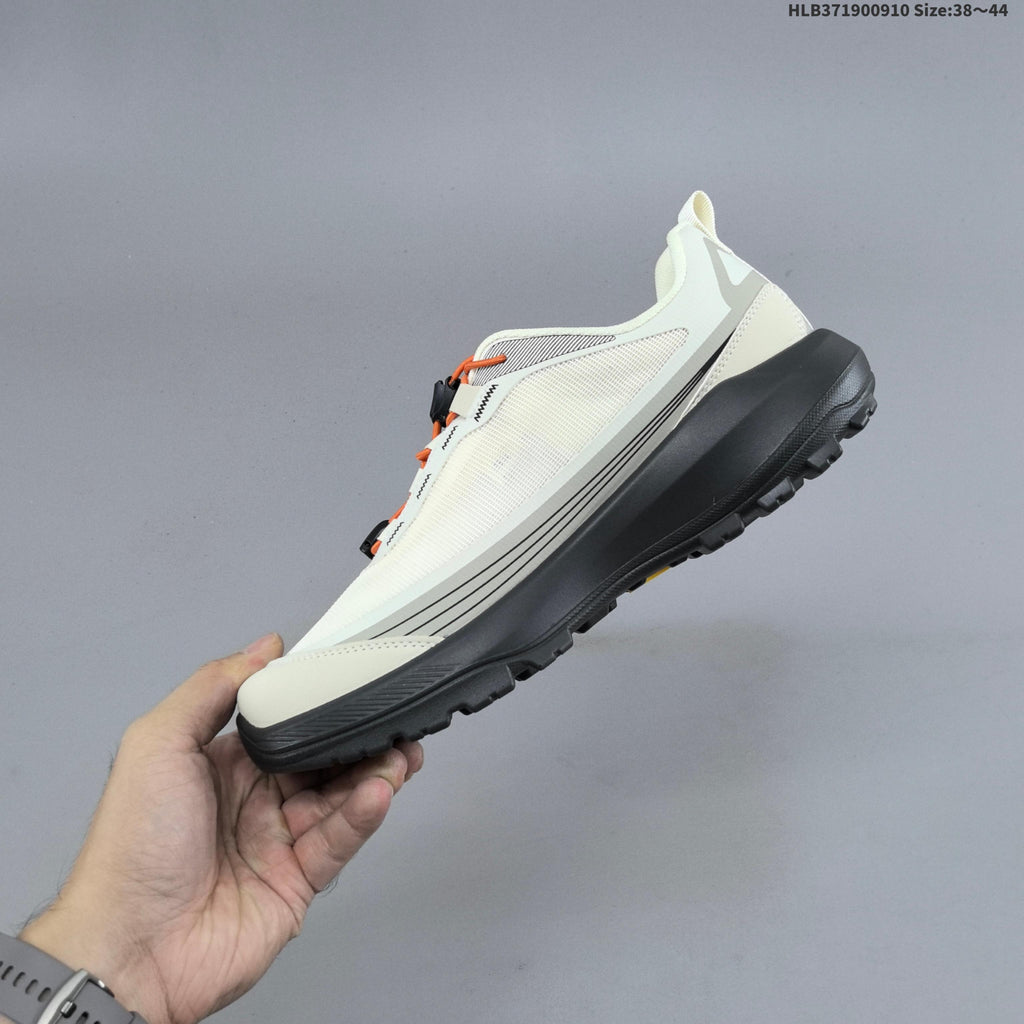 Men's ECCO Low-Top Outdoor Sneakers, Black or Off-White - product image from the listing.