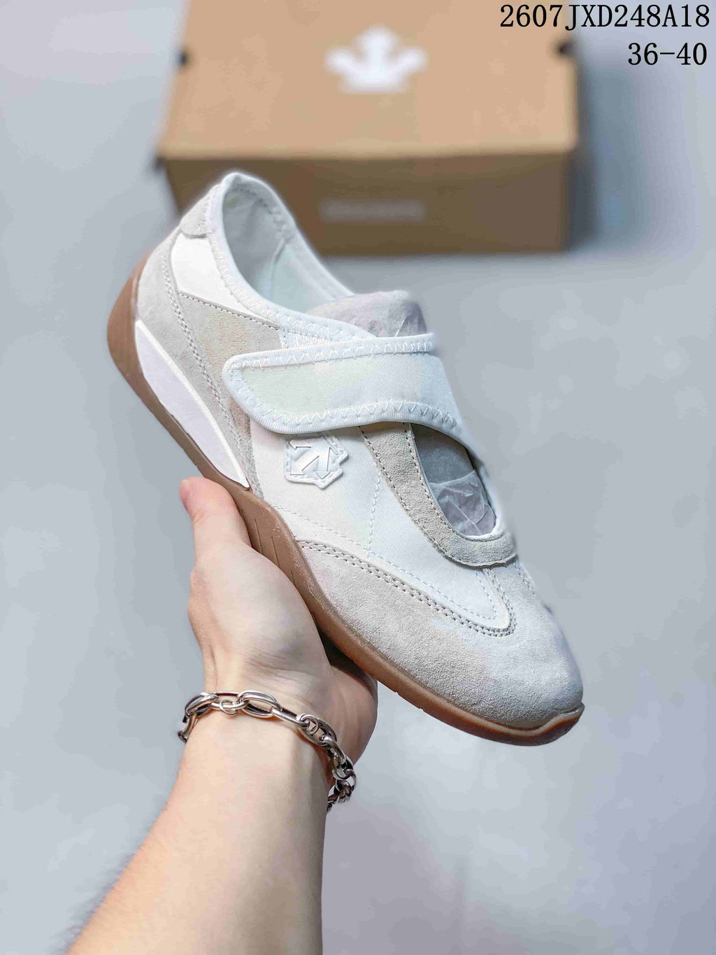 Descente Edge Court Retro Low-Top Sneakers in White Silver SP323LSN82 - product image from the listing.