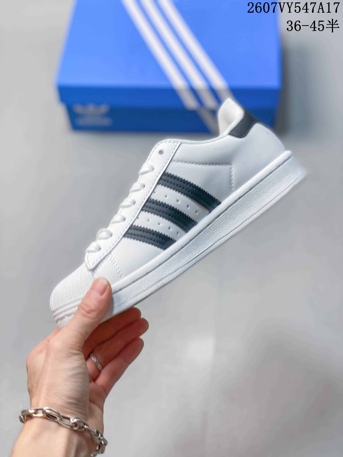 Adidas Originals Superstar Low-Top Sneakers in White Black 2607VY547A17 - product image from the listing.
