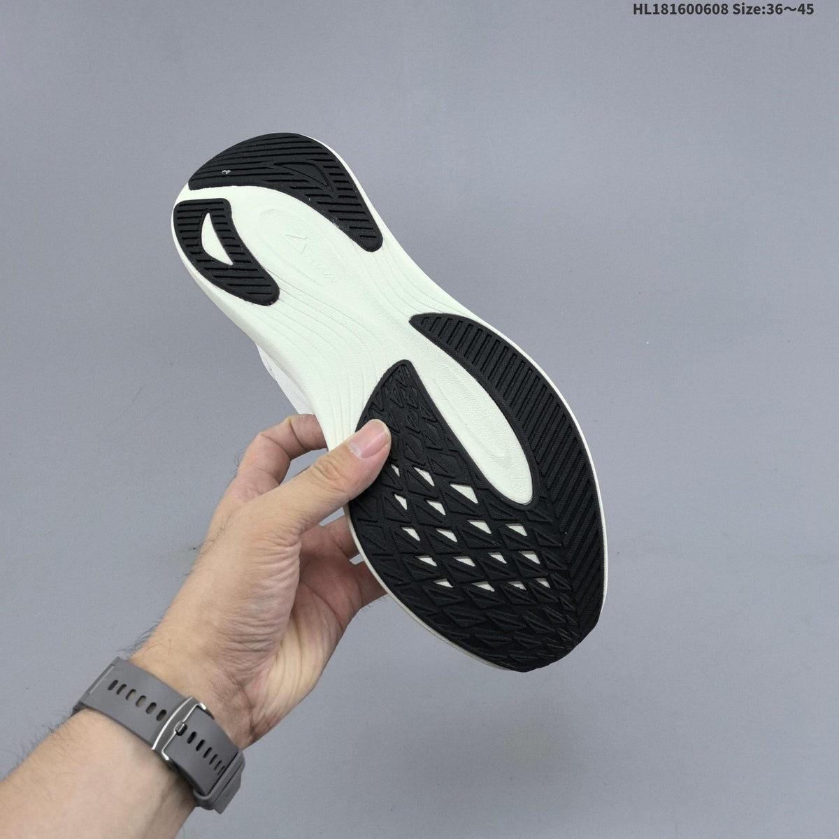 White DESCENTE RUN STEP Low-Top Running Shoes - product image from the listing.