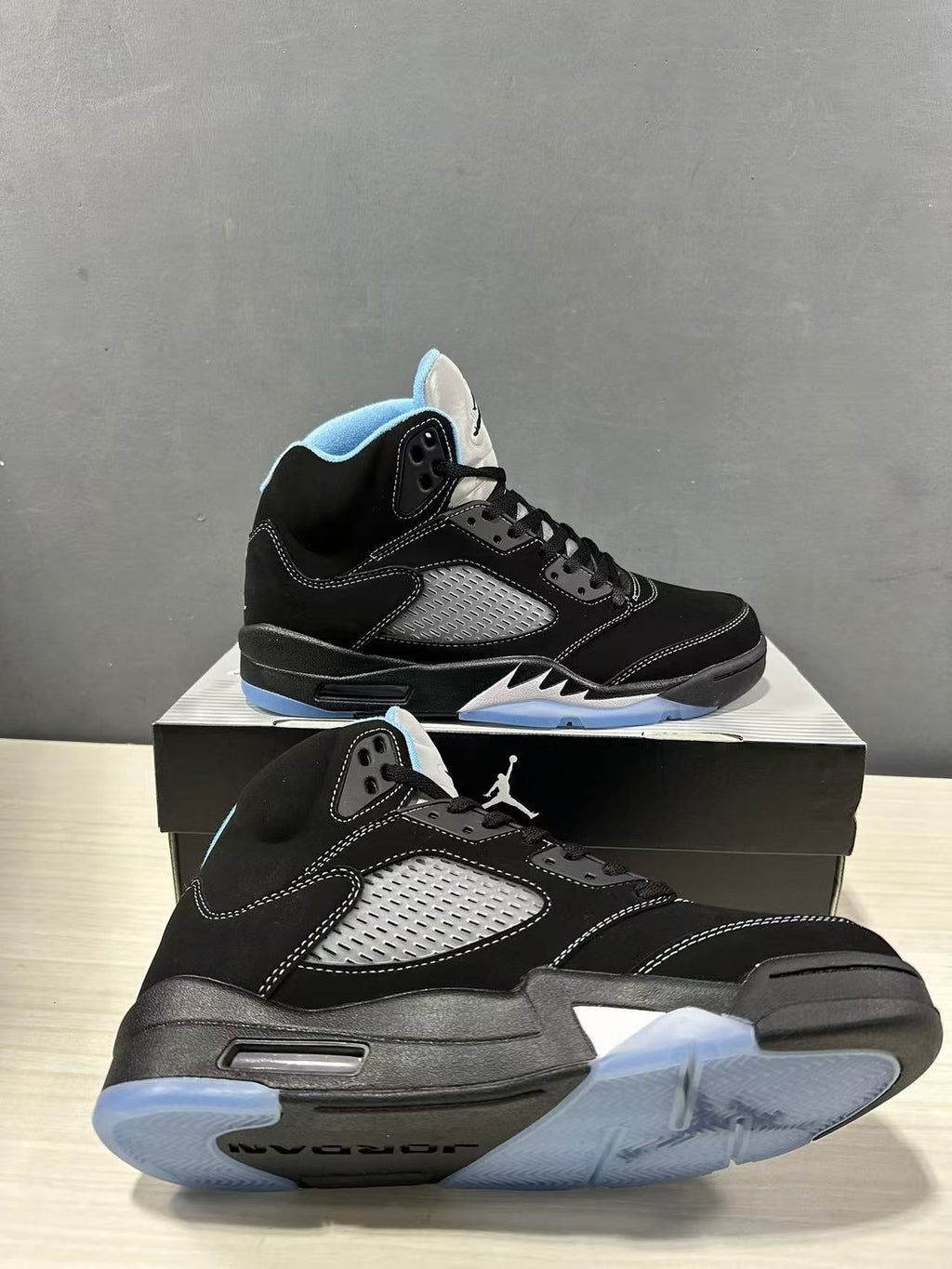 Air Jordan 5 Retro Black University Blue DD0587-008 - product image from the listing.