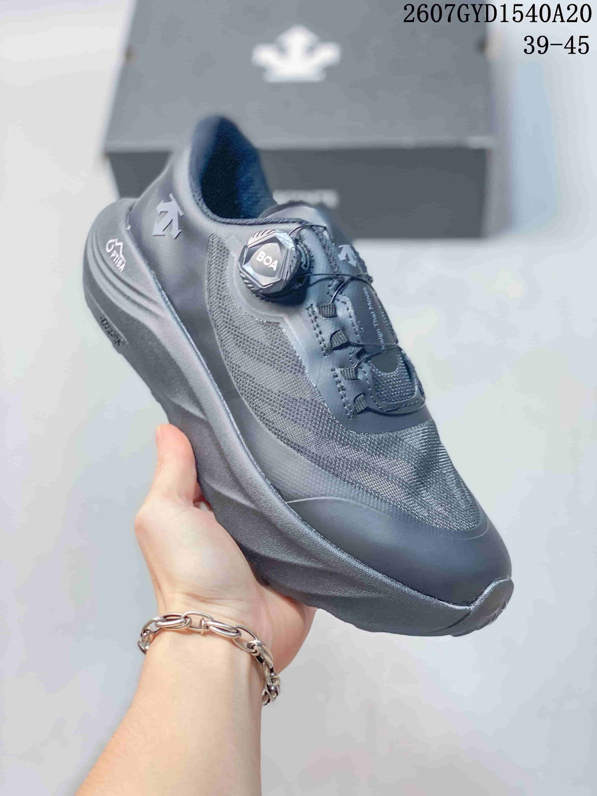 Descente Dualis MTN Ridge Wire Sneakers in Black 2607GYD1540A20 - product image from the listing.