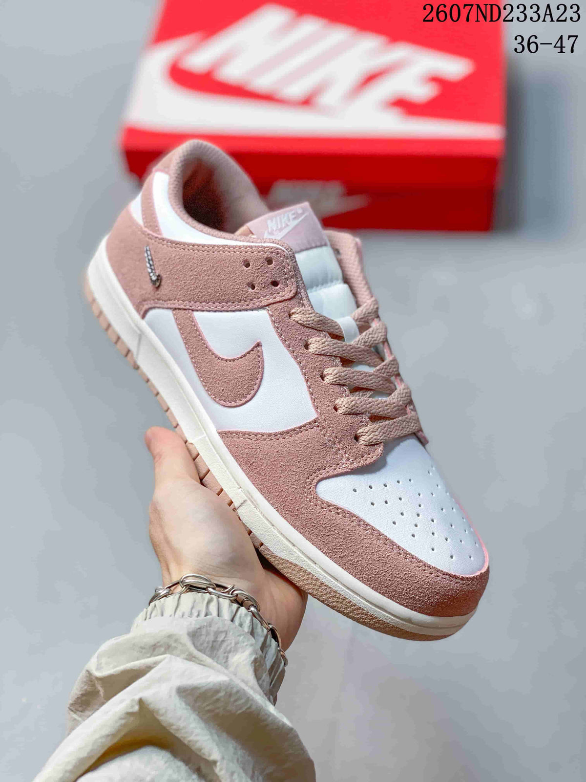 Nike SB Dunk Low Pro Low-Cut Sneakers - product image from the listing.