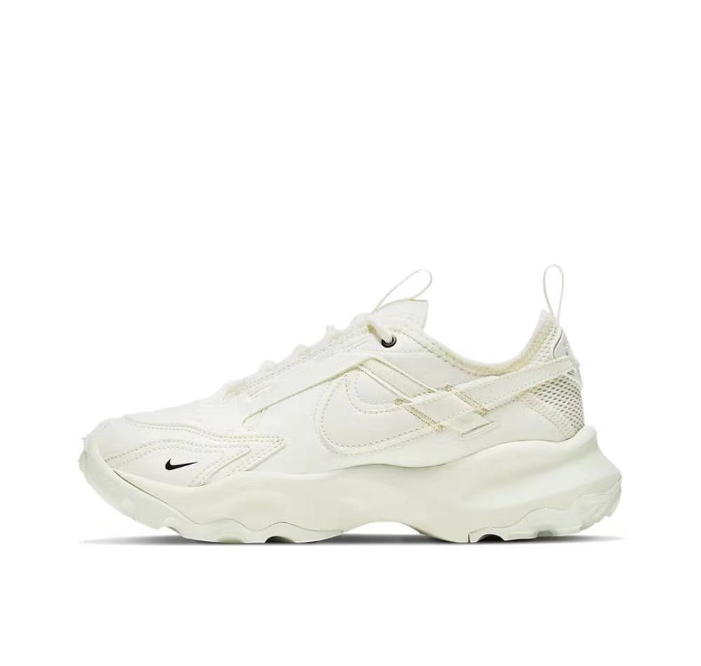 Nike DD9682 White Chunky Trainers - product image from the listing.