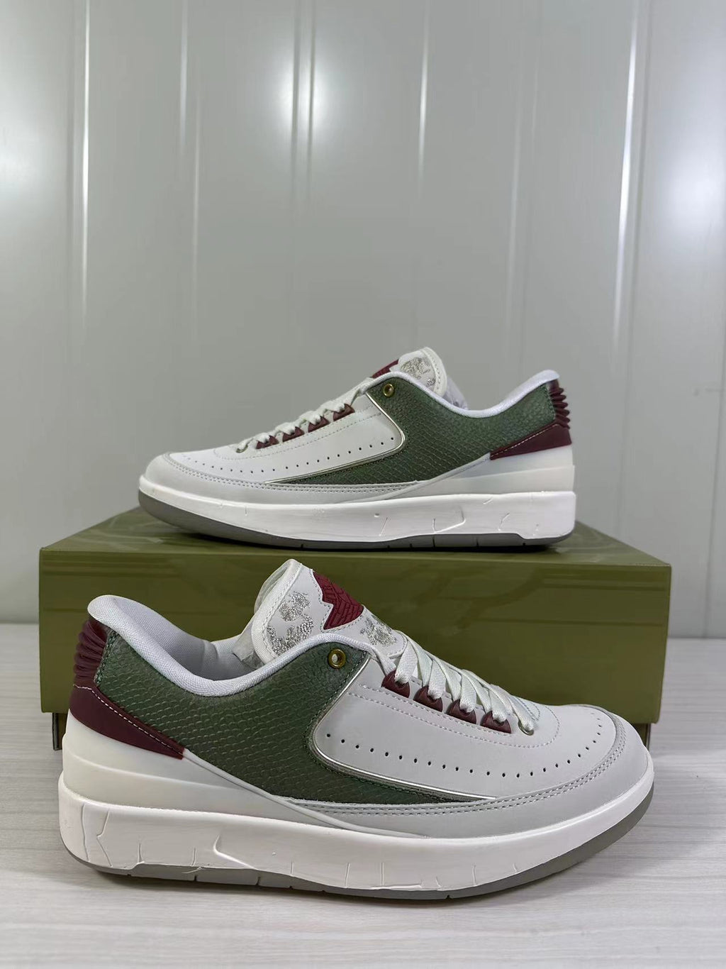 Air Jordan 2 Retro Low SP White Green Red FJ6871-100 - product image from the listing.
