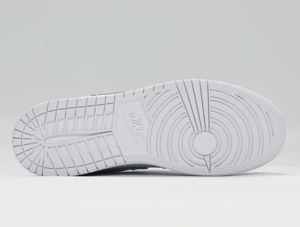 Air Jordan 1 Low White and Pink Sneakers - product image from the listing.